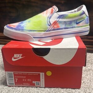 Brand new never worn Nikes women’s 7